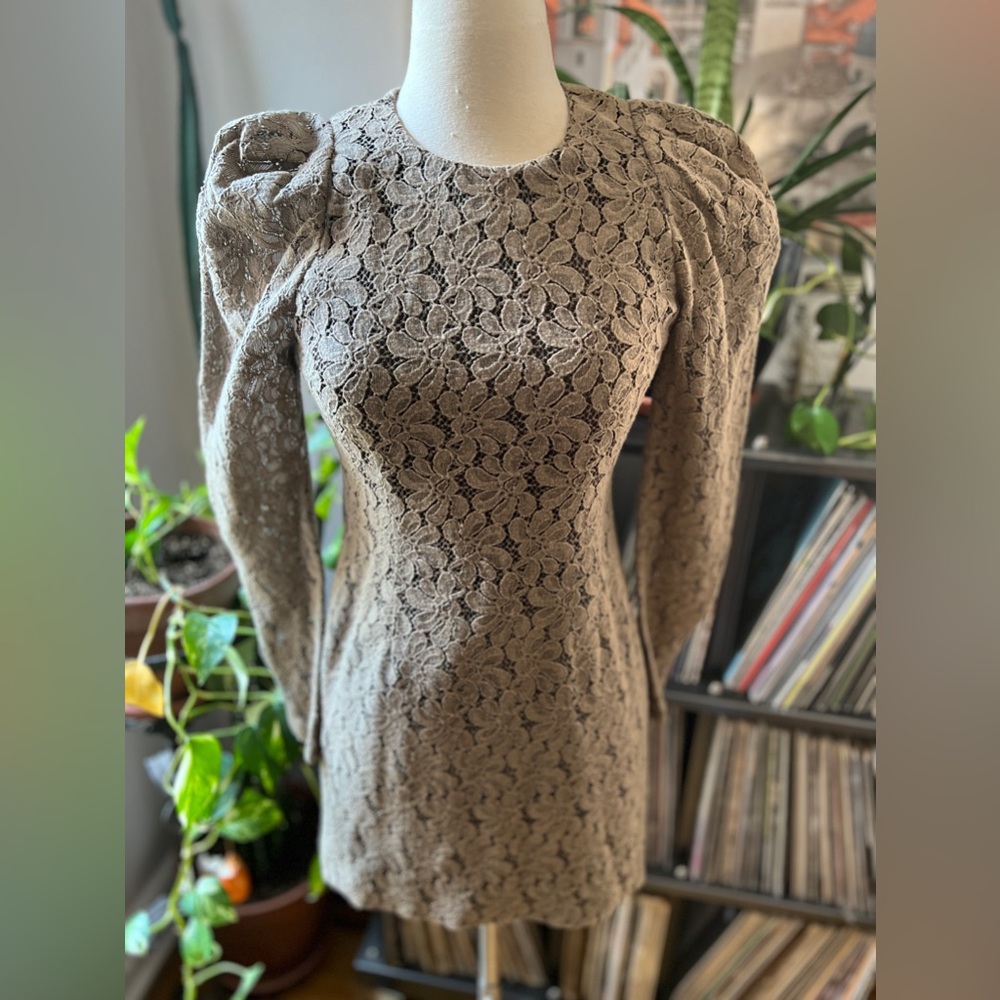 Long sleeve puffed shoulders Eryn Brinié,Xs mini dress What a darling dress!